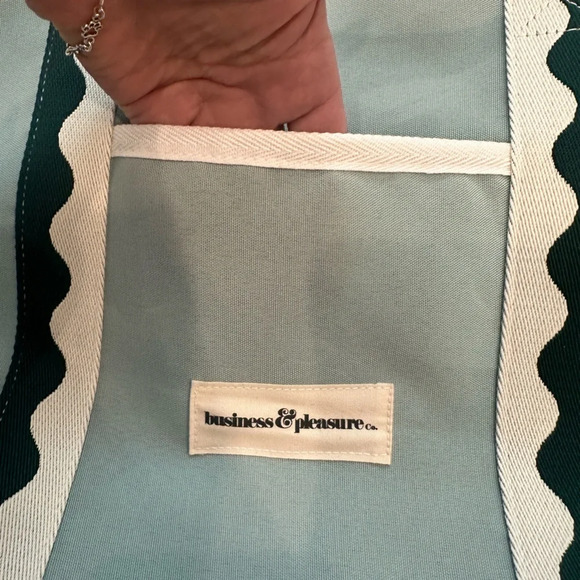 Business‎ & Pleasure The Holiday Cooler Tote Bag in Rivie Green - Picture 6 of 8